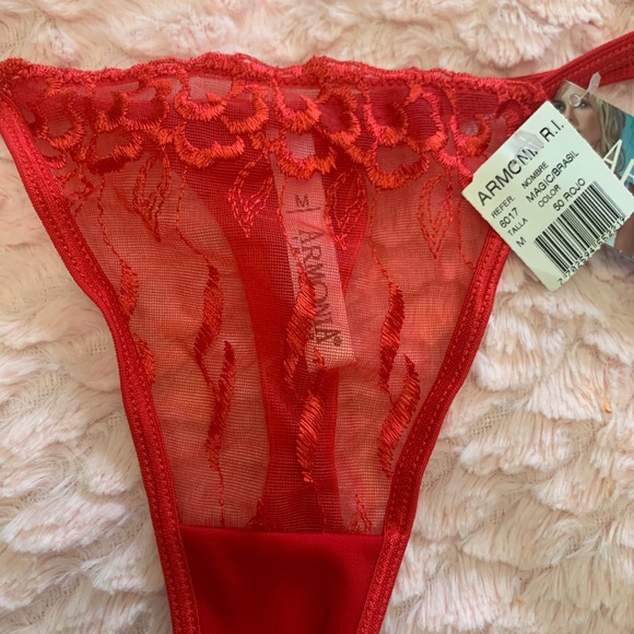 Feminine under cloths - Picture 6 of 9